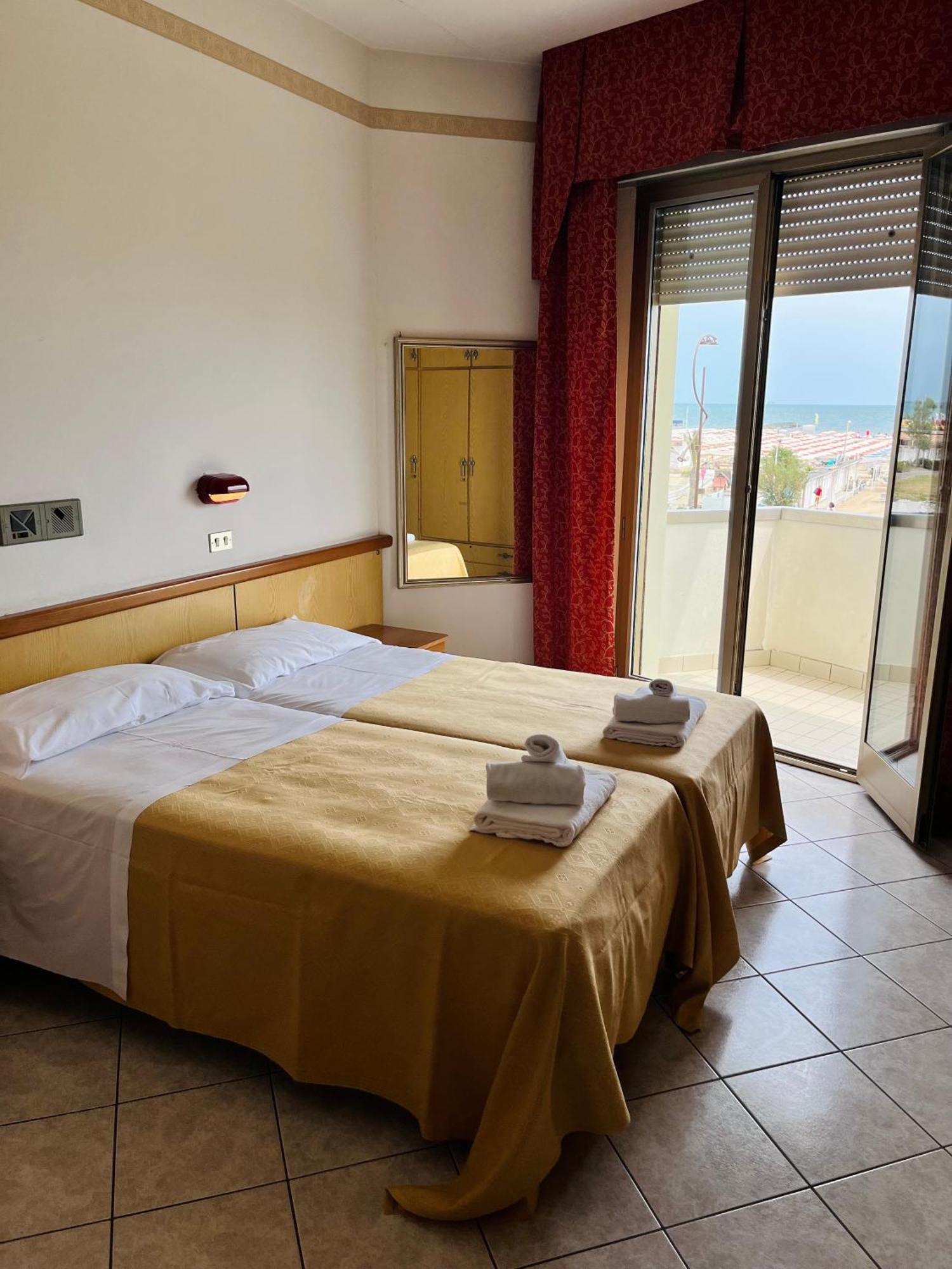 Hotel Columbia Frontemare Rimini Exterior foto
